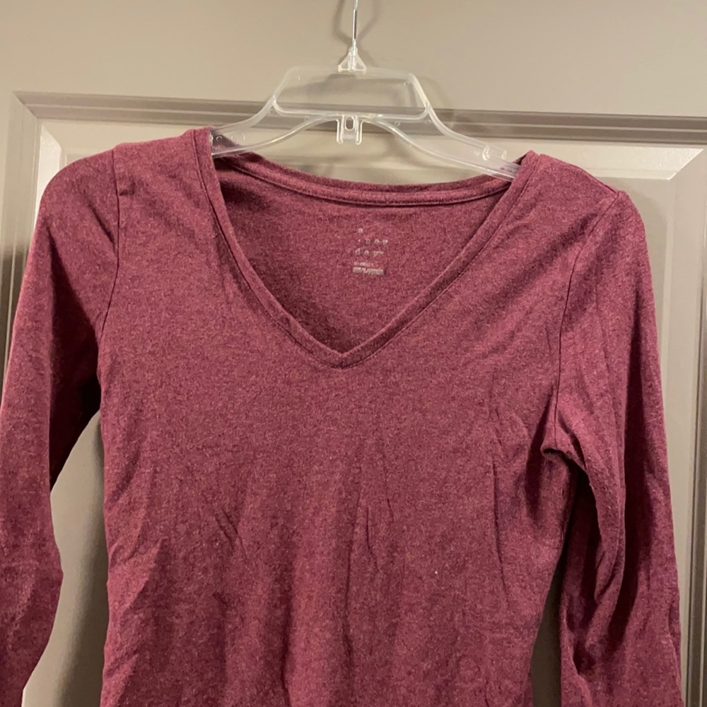 Long sleeve fitted v neck T-shirt